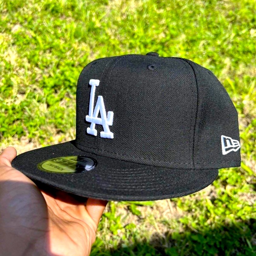 LA Black and white hat 7 3/8